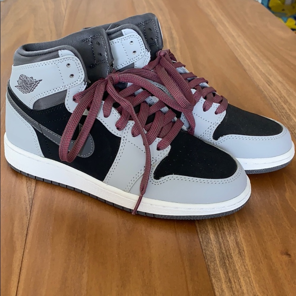 NWOT/B Nike Air Jordans 1 Mid Youth